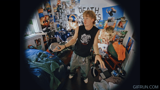 Cody Jon / Bawa Nuansa Film Remaja 2000an di "Death Wobbles" 