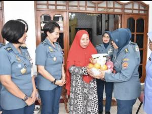 Jelang HUT Ke-61, Korps Wanita TNI AL Laksanakan Anjangsana di Kediaman Purnawirawan 