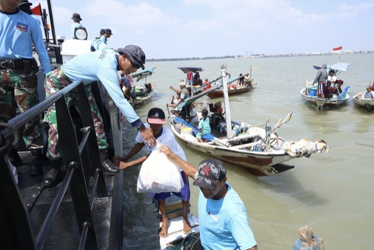 TNI AL Bagikan Sembako Gratis kepada Nelayan Jelang HUT Kopaska ke-62 Tahun 2024