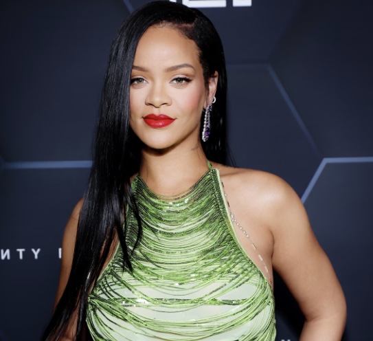 Rihanna Mengubah Gaya Rambut dengan Transformasi Potongan Rambut Pixie yang Epik
