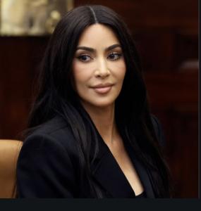  Kim Kardashian Mengubah Penampilan dengan Rambut Pirang Es