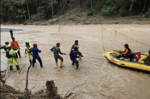 TNI AL Bersama Tim SAR Gabungan Evakuasi Warga Desa Kadundung dan Saronda Kabupaten Luwu
