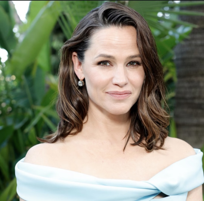 Jennifer Garner Menangis Haru Saat Putrinya, Violet, Lulus Sekolah