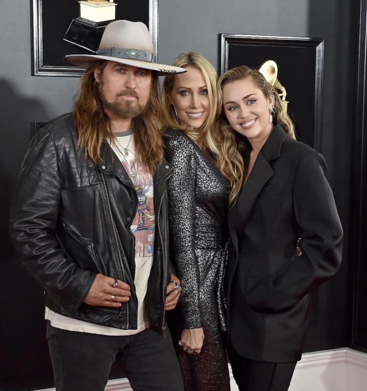 Miley Cyrus Jelaskan Hubungannya dengan Orang Tua Tish dan Billy Ray Cyrus di Tengah Rumor Perselisihan Keluarga