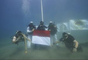 Aksi Heroik Prajurit Jalasena TNI AL: Peringati Detik-Detik Proklamasi dari Dasar Laut