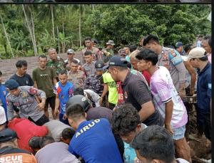 GERAK CEPAT, TNI AL DAN TIM SAR GABUNGAN EVAKUASI KORBAN BANJIR BANDANG DI TERNATE