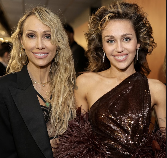 Miley Cyrus Ungkap Fakta di Balik Penampilannya yang Kontroversial di Teen Choice Awards 2009