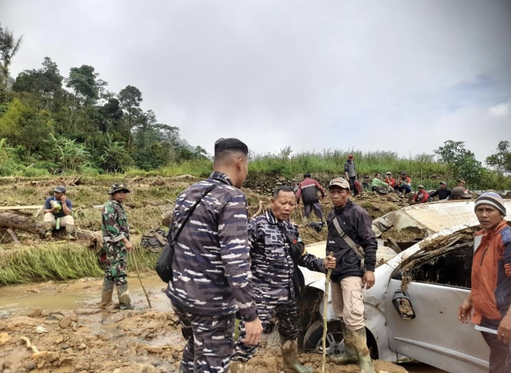 TNI AL Lanal Tegal Kerahkan Personel dan Peralatan Khusus Tangani Longsor di Pekalongan 