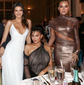  Khloe Kardashian: “Kendall dan Kylie Bukan Saudara Tiri, Mereka Saudara Kandung Saya”