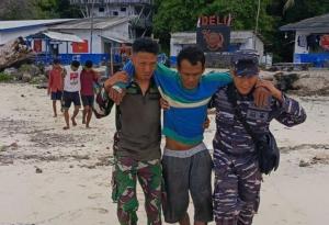 Prajurit TNI AL Evakuasi 11 ABK KM Lombok yang Karam di Perairan Pulau Deli