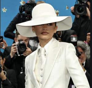  Zendaya Tampil Memukau di Met Gala 2025 dengan Busana Maskulin dan Cincin Tunangan dari Tom Holland 