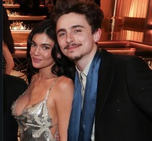 Timothée Chalamet dan Kylie Jenner Tampil Mesra di Karpet Merah David di Donatello 2025