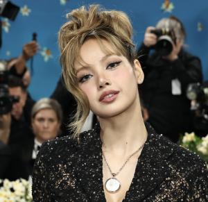  Debut di Met Gala 2025, Lisa Eks BLACKPINK Tampil Memukau dengan Busana Karya Pharrell Williams