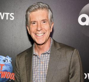  Lima Tahun Vakum, Tom Bergeron Kembali Jadi Host di Spesial “Dancing with Sharks” Saat Shark Week 2025